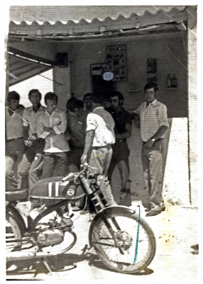 El kiosko del Cerro
En primer plano, la típica moto Montesa de la época. Entre los conocidos, Emilio Masena y Felipe el de la Tudes. Si conocéis a álguien más ponerlo como comentarios.
