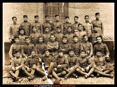 la mili
El servicio militar, en el año 1920.
Columbiano Orgaz Nuño (el regaor) el que hace el Nº 5  de la ultima fila. 

Palabras clave: servicio militar, en el año 1920