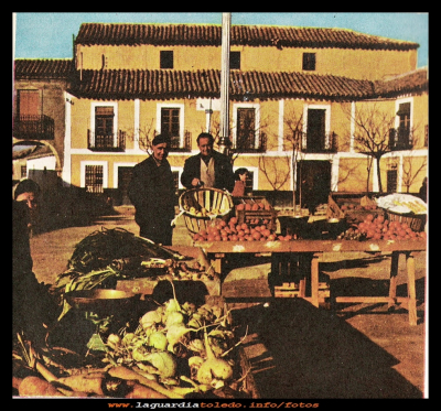 La plaza
Martin Portillo y Tomás Morales.
¡¡Voy a la plaza!! Era una expresión muy común en el pueblo, hasta los años 70 que se cambio por ¡¡Voy al martes!! 
En los 70 ya solo se vendía en la plaza  la fruta y verdura, todas las mañanas se ponían los puestos para este menester.
En décadas anteriores también se vendía la carne y el pescado.
La plaza en esos años era un mercado al aire libre, que no faltaba tampoco el puesto del churrero.
Era una plaza viva y bulliciosa.

Palabras clave: la plaza martes churrero años 70 
