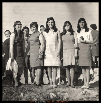  las Mozas
Las amigas, Lola, Vicenta García,  Mª Antonia García, Mercedes García, y  Basi Muñoz. 
Las espectadoras, Paca, Dolores y Martina.
(1968)

Palabras clave: Las amigas (1968)