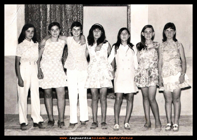 las chcas
Mozas del año 1970.
Por la izquierda: Juani “la grilla” juli “la chinas” Encarna “la mica” Victoria “la paulia” Mª Paz,  María “la liebre” y Mª Rosa “la chaspirras”

Palabras clave: Mozas del año 1970