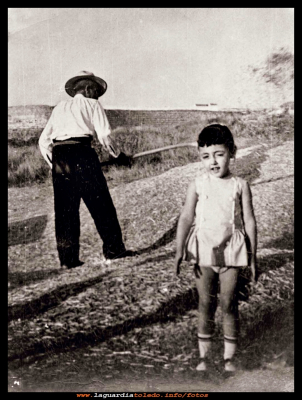 limpiando
Ignacio Cabello limpiando la parva en la era, bajo la Picota en 1960.
Palabras clave: limpiando la parva