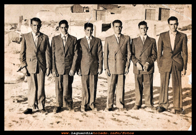 los mozos
Foto de amigos del año 1953 en el cerro, detrás las portás  de la picota, por debajo se ven las chimeneas de las cuevas de la cuesta de la fuente.
Los chicos son: Francisco Vidal, José Huete “cacha” Juli Orgaz “el del chaparral” Carlos Mascaraque, Manolo Martín “perito” y Ramón. 

Palabras clave:  cerro de la picota año 1953