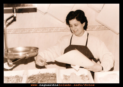 los trabajos
Carmen Mascaraque (la pescadera) en su oficio, despachando pescao. Año 2000.

Palabras clave: despachando pescao. Año 2000.