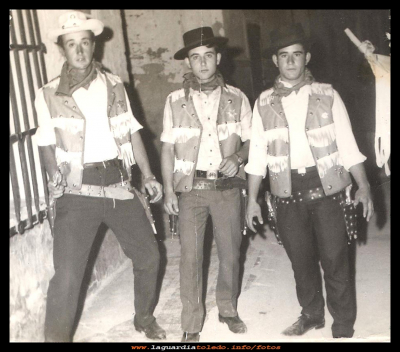 los vaqueros
Los tres vaqueros, fiestas del 1967.
Ángel Aguilar, José Pedraza y José Guzmán 
EL CURSO DE LA VIDA: < La juventud y los amigos
Palabras clave: fiestas del 1967.
