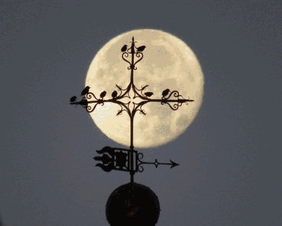 La puesta de la luna llena al amanecer en el día de la Virgen Milagrosa
