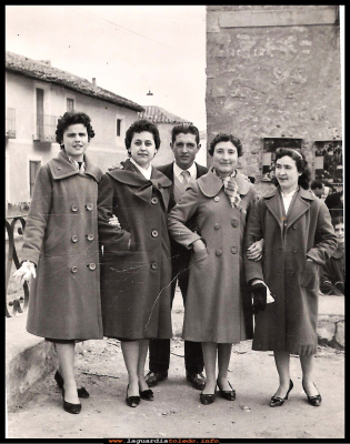 En la glorieta
Sagrario Tacero, Milagros, Aurelio Pedraza, Martina Santiago y Lola García en la glorieta.
Esta fotografía está tomada a primeros de los años 50. Al fondo se ven las carteleras del cine, que este estaba en el viejo convento, y que ahora se está arreglando  para la nueva biblioteca.
Arriba colgada de unos alambres en mitad de la calle, también se ve una de las lámparas que en aquellos años a alumbraban las calles.

Palabras clave: años 50 cine convento