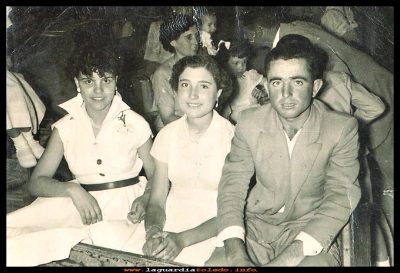 De fiesta
Sagrario Tacero, Martina Santiago y Manolo De la Cruz. Año 1949 
Palabras clave: fiesta