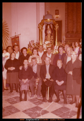  mayores
Nuestros mayores posando delante del Santo Niño. No sabemos el año. Entre otros  están, la tía Placida y al tío Casimiro el “ocho” el tío Sabas Santiago y Ángeles su mujer, detrás, Rosa Pasamontes y  Ángel Santiago, Basilio Megia y su mujer Juliana.    
Palabras clave: Posando delante del Santo Niño