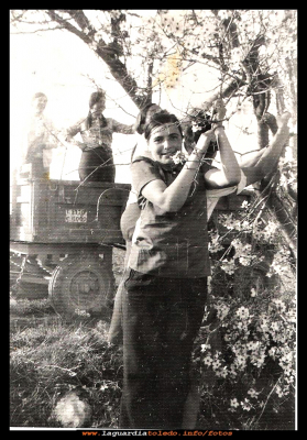 merienda en la huerta
Domingo de resurrección, año 1989.   Juli Orgaz adornando con ramas de almendro el remolque para el regreso al pueblo, después de un dia de comilona en el campo. 
Palabras clave: Domingo de resurrección, año 1989