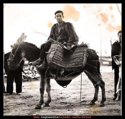 Mirada al pasado
Año 1954. Paco “Limón” de regreso de su jornada de campo, se ven perfectamente las abarcas y los peales debajo de estas, en vueltos en los pies; los covanillos (eran como el maletero ahora de los coches) Ahí llevaría la hoz para segar la hierba que se ve en ellos, esta le vendría muy bien a los conejos que seguro correteaban por el corral junto a las gallinas.
O puede que fuera esparto para hacer atareos durante el invierno en los días de lluvia.

Palabras clave: Año 1954. Paco “Limón” campo abarcas  covanillos