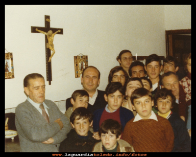Monaguillos
Necesitamos ayuda para documentar esta fotografia año y personajes que aparecen en ella a parte de Don Marcelino y Emilio.
INSTITUCIONES. La parroquia
Palabras clave: Monaguillos