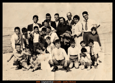Monjitos y Regaores
Esta fotografía va dedicada a Carmen Mascaraque Orgaz, una guardiola por el mundo.
Que como ella misma nos escribió en el libro de visitas, no tenía 9 años, cuando se fue de La Guardia a Francia.  

Boda de Daniela Potenciano “jaulas” año 1959
Familia de “regaores y monjitos” 
En  la foto, empezando por arriba y la izquierda: Vicente Santiago, Rufino Orgaz, Gregorio Santiago, Angeles Orgaz, Tomas Santiago, Eugenia y Marcos  Potenciano.
En el centro: Tomas Santiago, Julián Santiago, Urbano del Castillo, Valentín Tejero y José Antonio del Castillo.
Abajo: José María Santiago, Angel Santiago, Carmen Mascaraque, Vicente Santiago, Alejandro Fernández, Luis Martin-Rubio, Félix del Catillo, Isi Novillo y Luis del Castillo.

Palabras clave: Carmen Mascaraque Orgaz, una guardiola por el mundo Familia de “regaores y monjitos”
