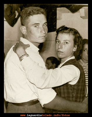 1954. Antonio Tejero y Juana Hernández en el baile
EL CURSO DE LA VIDA: Los novios y las novias
Palabras clave: antonio tejero juana hernandez baile