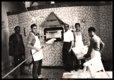 Horno del tío Liberto
Horno del tío Liberto en plena faena, Manolo con la pala, el tío Liberto al lado del horno,  Alfonso Sánchez y  Lorenzo Nuño acercando el pan. Año 1962.
Palabras clave: Horno  Liberto