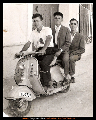 Otra de amigos
Mariano Perea, Enrique y Tomás Valero, en una vespa, 1963.
Palabras clave: vespa 1963
