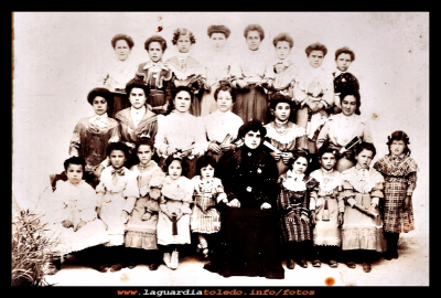 Clase de niñas
Clase de Doña Gregoria Olivar (1900)
Palabras clave: Clase niñas 1900