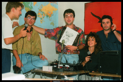 Fundadores de Radio Pachasco
Inicios de Radio Pachasco, en los estudios montados en un piso del "manchego" (año 90-91). En la foto Archi, Víctor, José Antonio, Maribel y un amigo de Víctor. 
Jose enseña un dibujo que hizo Víctor de una propuesta de logo para Radio Pachasco.
Palabras clave: radio pachasco