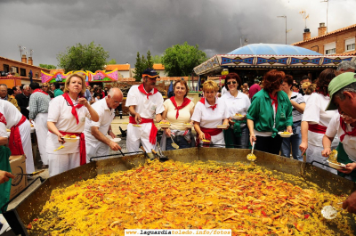 31 de Mayo de 2008. Paella popular organizada por la Peña Taurina "Los Timbales"
Sirviendo la paella...
