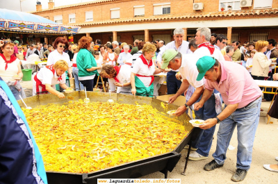 31 de Mayo de 2008. Paella popular organizada por la Peña Taurina "Los Timbales"
Sirviendo la paella...
