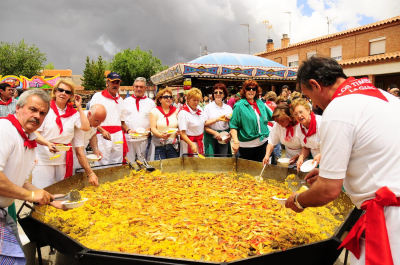 31 de Mayo de 2008. Paella popular organizada por la Peña Taurina "Los Timbales"
Sirviendo la paella...
