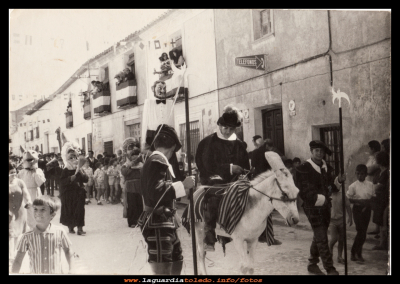 Pasacalles
Pasacalle anunciando el inicio de las fiestas en el año 1972.
En la foto se ve que aun esta la centralita de teléfonos, donde estaba la tía Carmen como operadora.

Palabras clave: fiestas en el año 1972