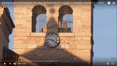 El reloj de la Iglesia fotografiado el día 27/12/2016 a las 9:20 a través de un frame de un timelapse de vídeo y el día 27/12/2017 a las 9:20 a través de una fotografía
Se puede ver que la posición de los astros es inmutable en el tiempo porque la sombra de la cúpula sobre el campanaio en ambas imágenes es exactamente la misma en ambas imágenes separadas en el tiempo justo un año. Sin embargo se aprecia perfectamente el cambio provocado por el ser humano de la posición del reloj.
