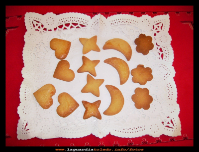 pastas de mantequilla
Una receta rica, rica, para hacer en los días fríos de invierno,  y quedar de maravilla con los amigos cuando los invitamos a tomar café. 
 
                                     GALLETAS DE MANTEQUILLA
Ingredientes:
½ de harina floja.  
300 gramos de mantequilla.
150 de azúcar glas.
Una pizca de sal.
1 huevo. 
Una pizca de vainilla en polvo.
Elaboración:
Con la harina sobre la mesa se hace un volcán, poniendo en el centro todos los ingredientes, y se hace una pomada con ellos. A continuación se mezcla la harina con el máximo cuidado, dejando una pasta uniforme, sin trabajarla mucho para que no forme liga, dejándose en la nevera por espacio de una hora.
Se estira después con un rodillo a un grosor de tres mm, aproximadamente y se cortan las pastas con moldes.
La temperatura de cocción del horno es de 150 grados y el tiempo de 10 a 15 minutos   

Palabras clave: GALLETAS DE MANTEQUILLA