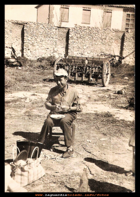 pelando patatas
Jesús Pedraza Orgaz en su pota pelando patatas. Años 60. 
Palabras clave: Años 60. Jesús pelando patatas