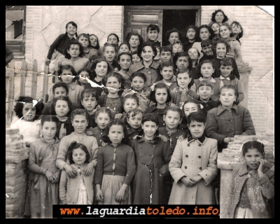 D. Victoria y sus niñas
D. Victoria Jáudenes  con su clase de niñas, en el colegio D. Valentín  Escobar, año 1952.
Palabras clave: Victoria niñas colegio Valentín  Escobar