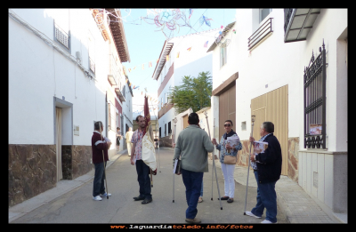Pidiendo
De nuevo, como cada año, los cofrades del Santo Niño pidiendo por el pueblo, de casa en casa, recaudando para las fiestas (19-9-2015)
Palabras clave: Cofrades pidiendo Santo Niño