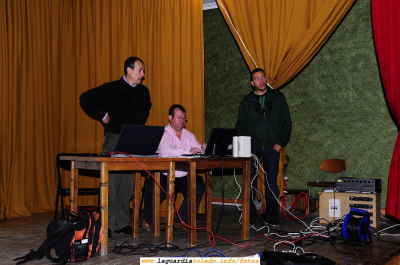 17 de Mayo de 2008. Los preparativos de la presentación de Proyecto Tupi en el Centro Social de La Guardia
Realizando los ajustes técnicos en los preparativos del evento con ayuda de Iván del Ayuntamiento
