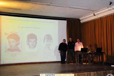 17 de Mayo de 2008. Los preparativos de la presentación de Proyecto Tupi en el Centro Social de La Guardia
Los 3 fundadores de Proyecto Tupi: nauta, piccolo y grimores, posando con sus respectivas fotos de la niñez que aparecen en la web. (Aunque la foto tiene poca calidad la pongo por su interés)
