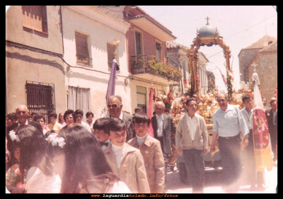 procesión del corpus
Procesión del Corpus a su paso por la calle Mayor, en el año 1980. En la foto los niños de comunión Juan Carlos Sánchez y José Vicente Morales Morales, detrás José Tejero, Lucio Sánchez, Ángel Emilio Orgaz y José Vicente Alberca.
FIESTAS, CELEBRACIONES Y TRADICIONES: El Corpus
Palabras clave: Procesión del Corpus