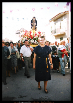 Promesas
Procesión 27-9-1991, Esperanza con el habito  delante del Santo Niño, Jesús Tomillo y Ramona Guzmán alzando de este, y entre otros Maruja, Tere Martin, Juliana, Julián Redajo
Palabras clave: Procesión 27-9-1991 Santo Niño