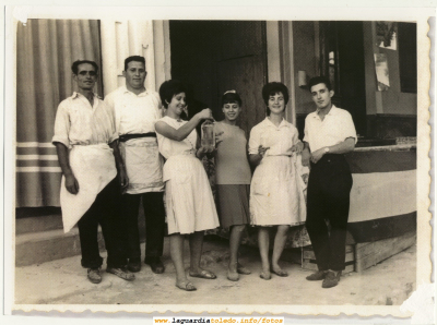 Familia Cepa en la puerta del Casino
Además de la familia Cepa, en la foto vemos también a Braulio Alberca.
