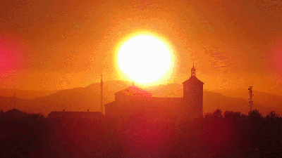 Puesta de sol desde camino las Navas sobre el castillo de Peñas Negras de Mora y sobre la torre de la Iglesia
