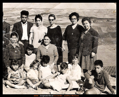 Recuerdos
Familia Muñoz, en el cerro del Sto. Niño (1958)
De izq a Dcha: de pie, Amancio Nuño, Carmen Morales, Mª Carmen, Edu  y Blasa Pedraza,
De rodillas: Paca Sánchez y Severiana Muñoz.
Los niños: Isabel, Manoli Morales, Pili Guzmán, Cristi Crespo, Juli barreda, Manoli Guzmán y Antonio Pedraza.

Juli, esta fotografía va dedicada a ti, a una época vivida en la infancia con mucha alegría. 

Palabras clave: Familia Muñoz cerro del Sto. Niño