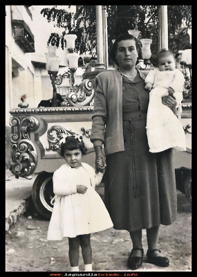 Mere con sus hijos...
Fiestas 1955, Mere Sánchez con sus hijos Rosario y Pepe Tejero
Palabras clave: Fiestas 1955 Rosario