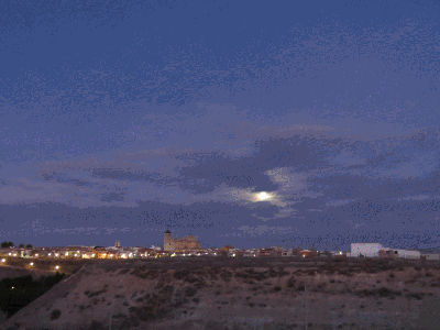Salida de la luna llena entre nubes el primer día del año de 2018
