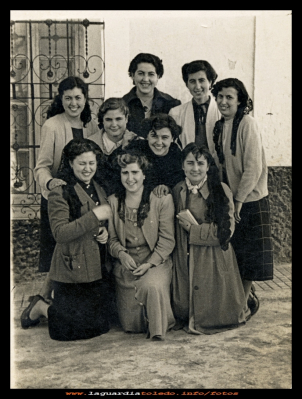Sonrisas
Cuadrilla de jóvenes a la salida de misa,  el velo que llevan era imprescindible para entra a la iglesia. Entrar sin cubrirse la cabeza  era una falta de respeto muy, muy grande. Años 50
Palabras clave: jóvenes misa velo