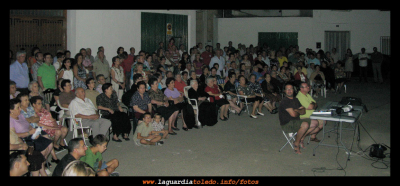TRADICIONES AL FRESCO 2011. "El olor de mi pueblo en Semana Santa" 10/9/2011
Asistentes a la proyección del vídeo realizado por Manoli Morales, "El olor de mi pueblo en Semana Santa", en la plazuela de Jesús el pasado 10/9/2011
Palabras clave: manoli proyeccion taf2011
