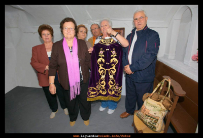 27 Septiembre 2012 - Despedida de El Santo Niño - La túnica regalod de Felipa
Los familiares de Felipa muestran la túnica que ha regalado y que vestirá el Santo Niño mientras este en la ermita.
Palabras clave: 27 Septiembre 2012 - Despedida de El Santo Niño - La túnica regalod de Felipa