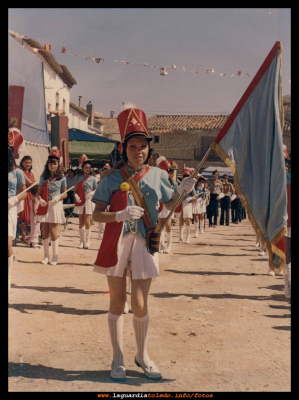 Vicen de majorette a principios de los 80
Palabras clave: vicen fiestas años 80 majorettes
