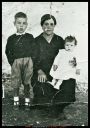 Petra y sus hijos.jpg