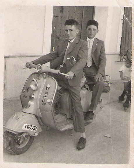 vacilando en fiestas
son la vespa, Eulogio y su amigo tomas en las fiestas del 62
