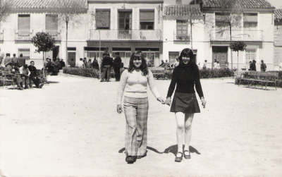 Juli y Pili
en la glorieta año 73
