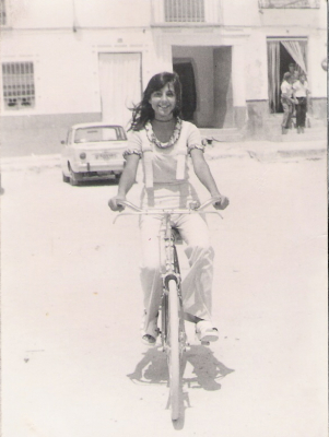 Pili en la plaza con su bici
