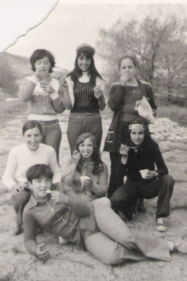 Jovenes y guapas, día de la merienda año 71
