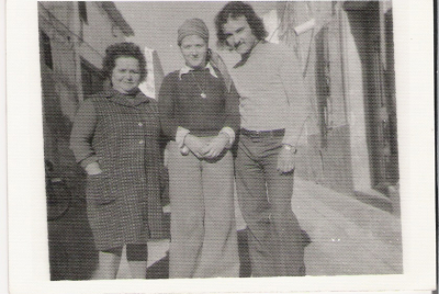 Juli con su madre Rosa y Laureano en la puerta de lo que sería la discoteca
